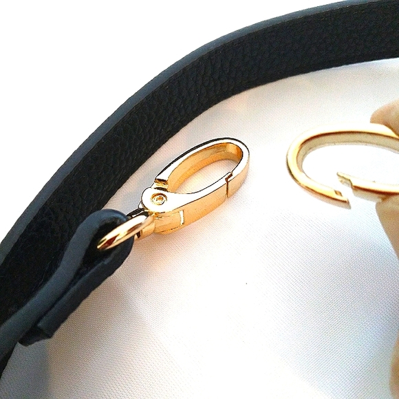🎁 NWOT Nanette Lapore Black Crossbody Strap with Stunning Gold Hardware - Picture 7 of 10
